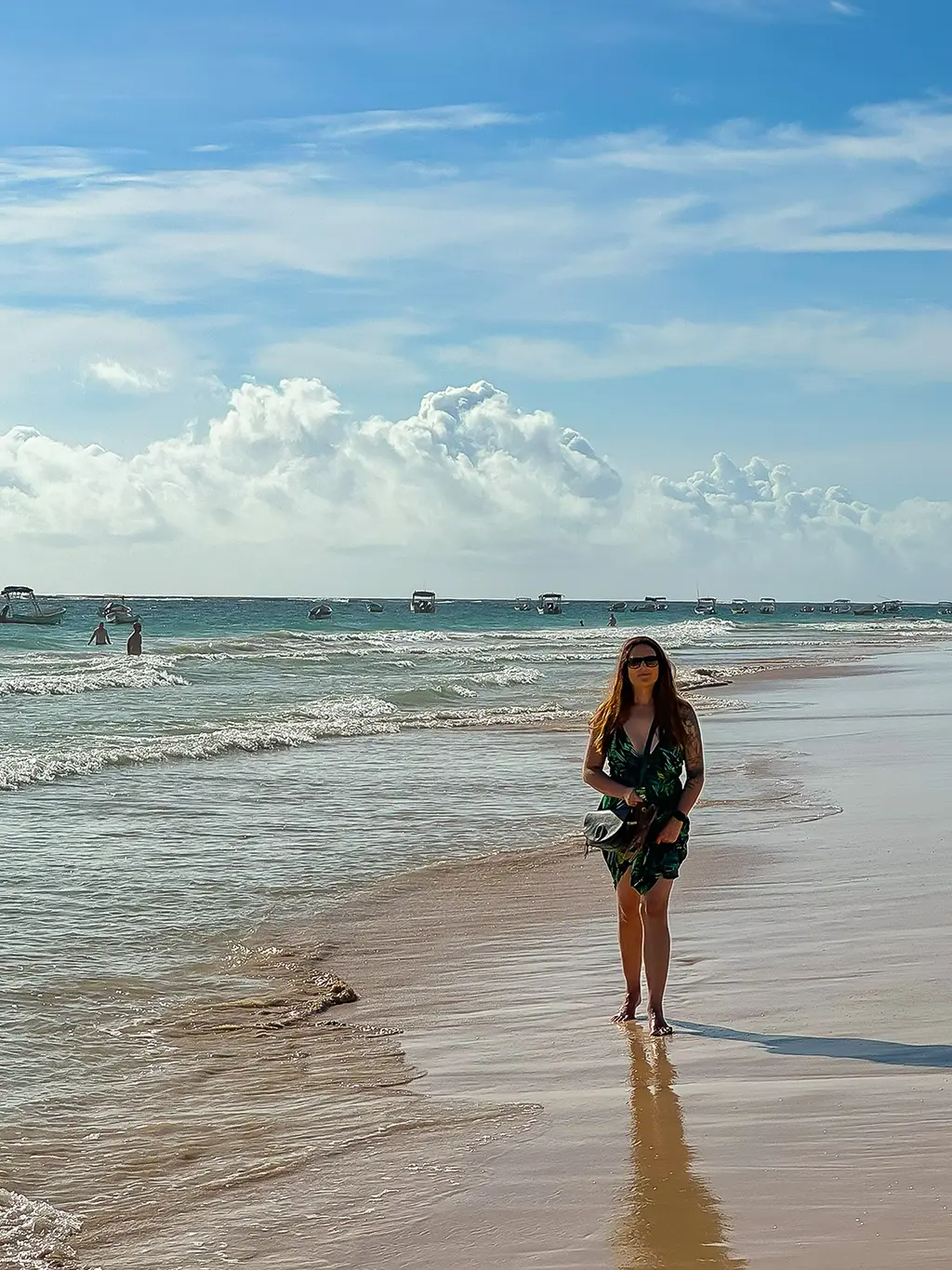 Femme se promenant sur la plage