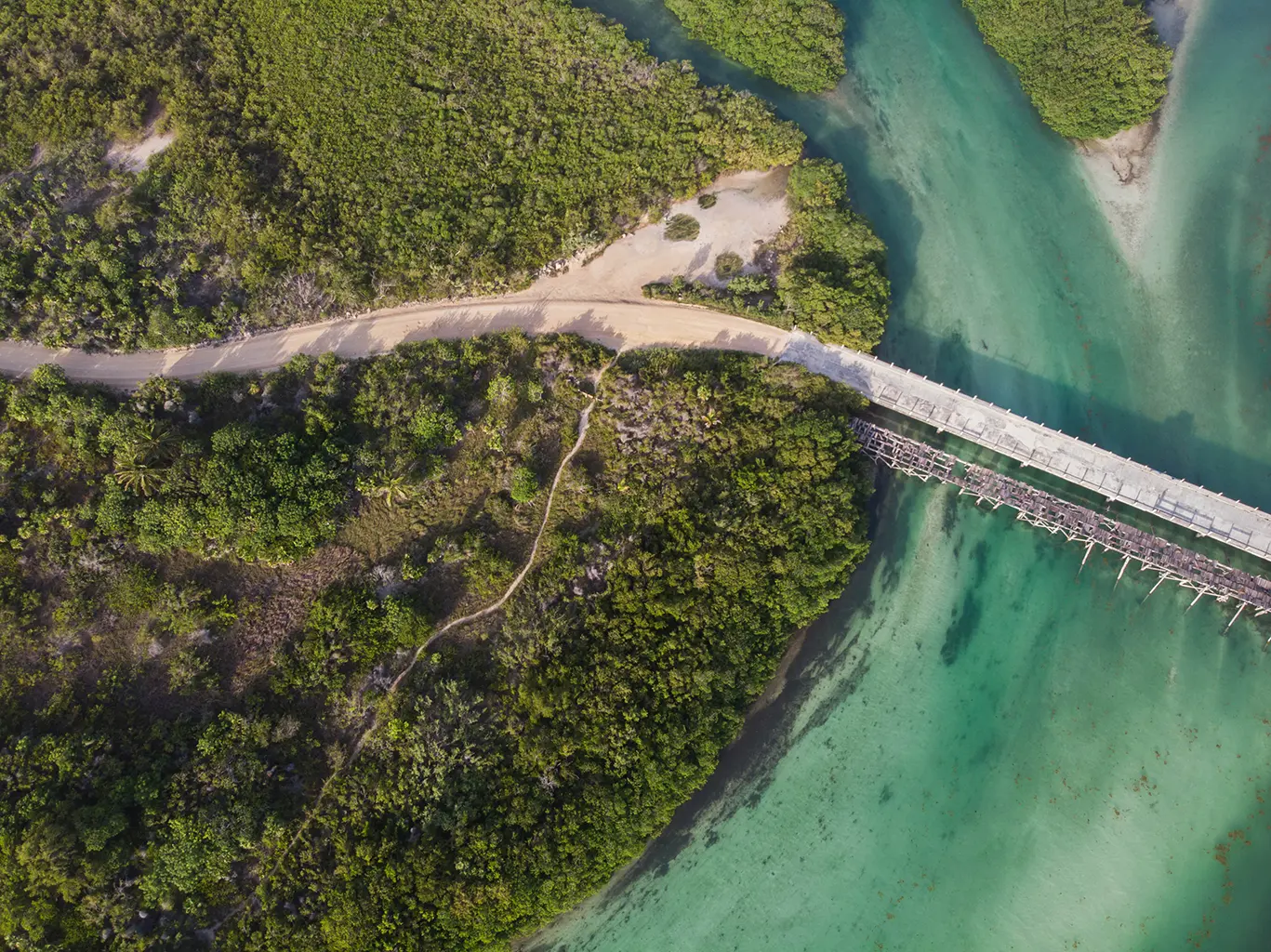 Pont traversant le canal de Sian Kaan